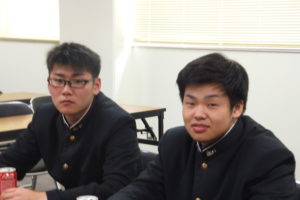 機械１　左　岸本君・右　大野君